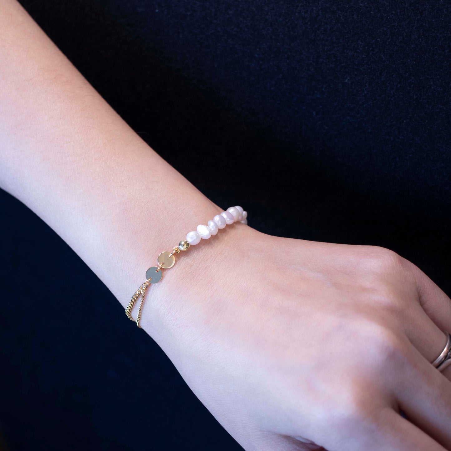 The double-layered bracelet is adorned with rice pearl nuggets.