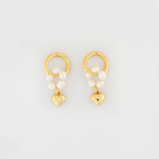 This stylish piece features a pearl-ring with a heart pendant.