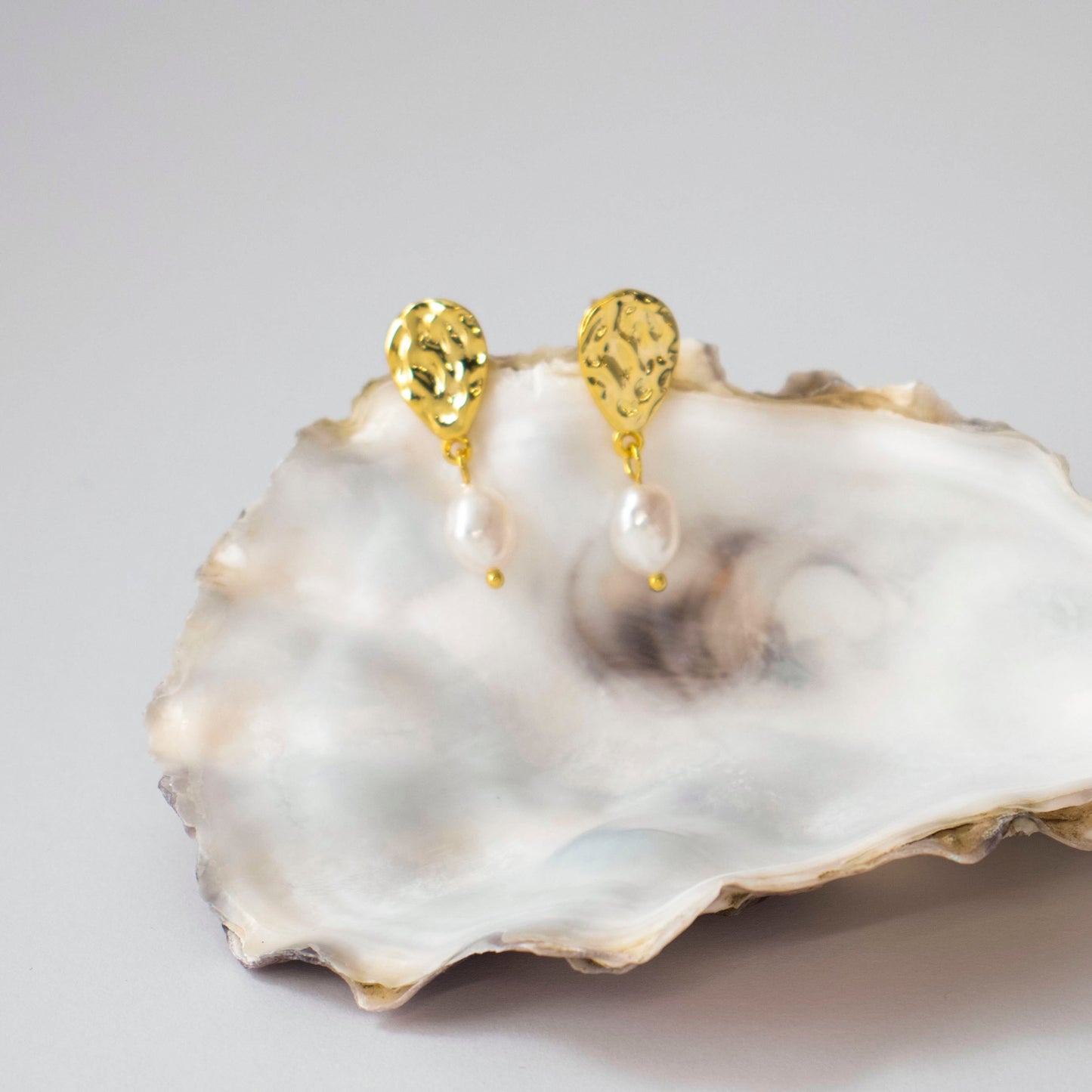 Arista, Hammer Pattern stud drop earrings are combined with natural Keshi pearls.