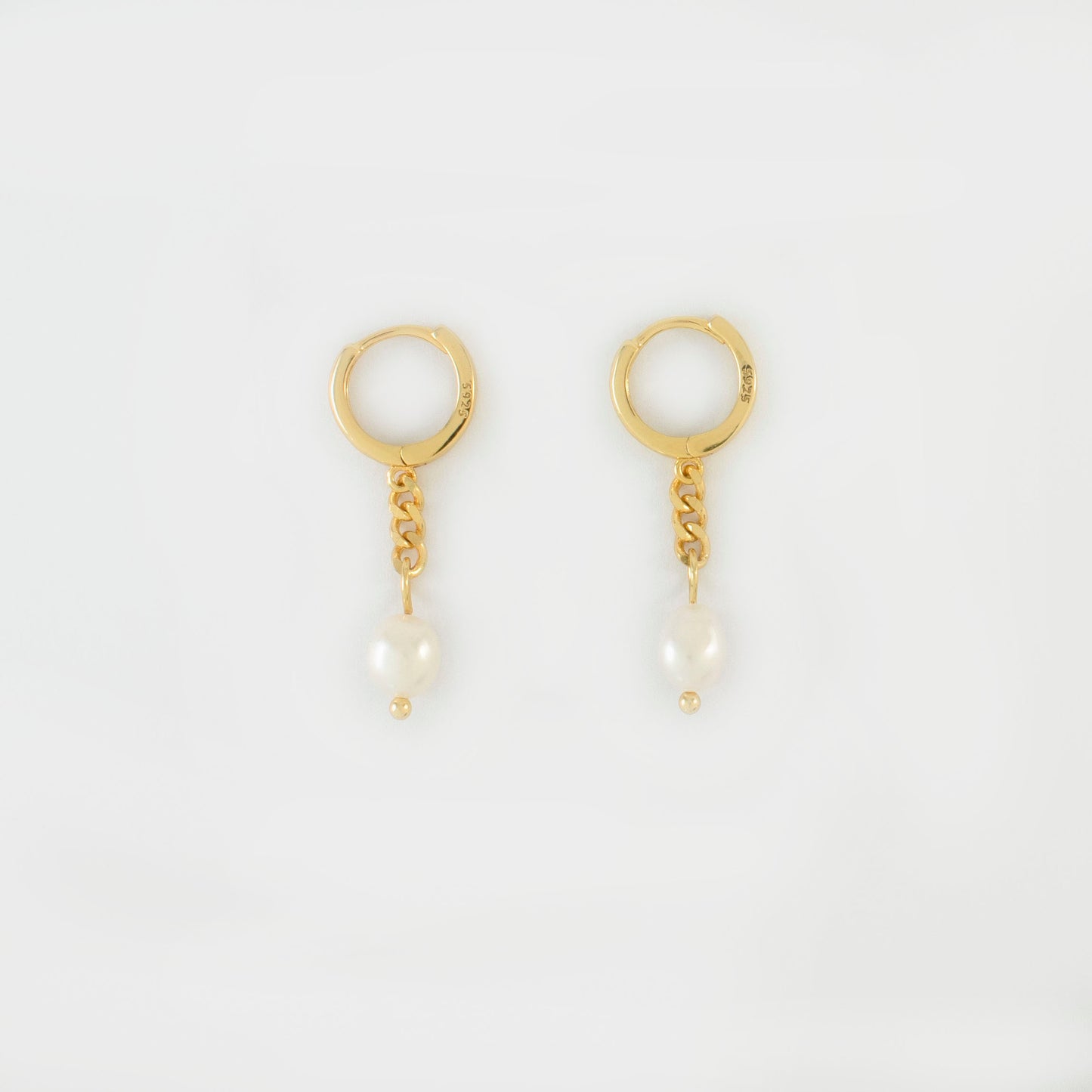 This drop earring with a Keshi pearl.