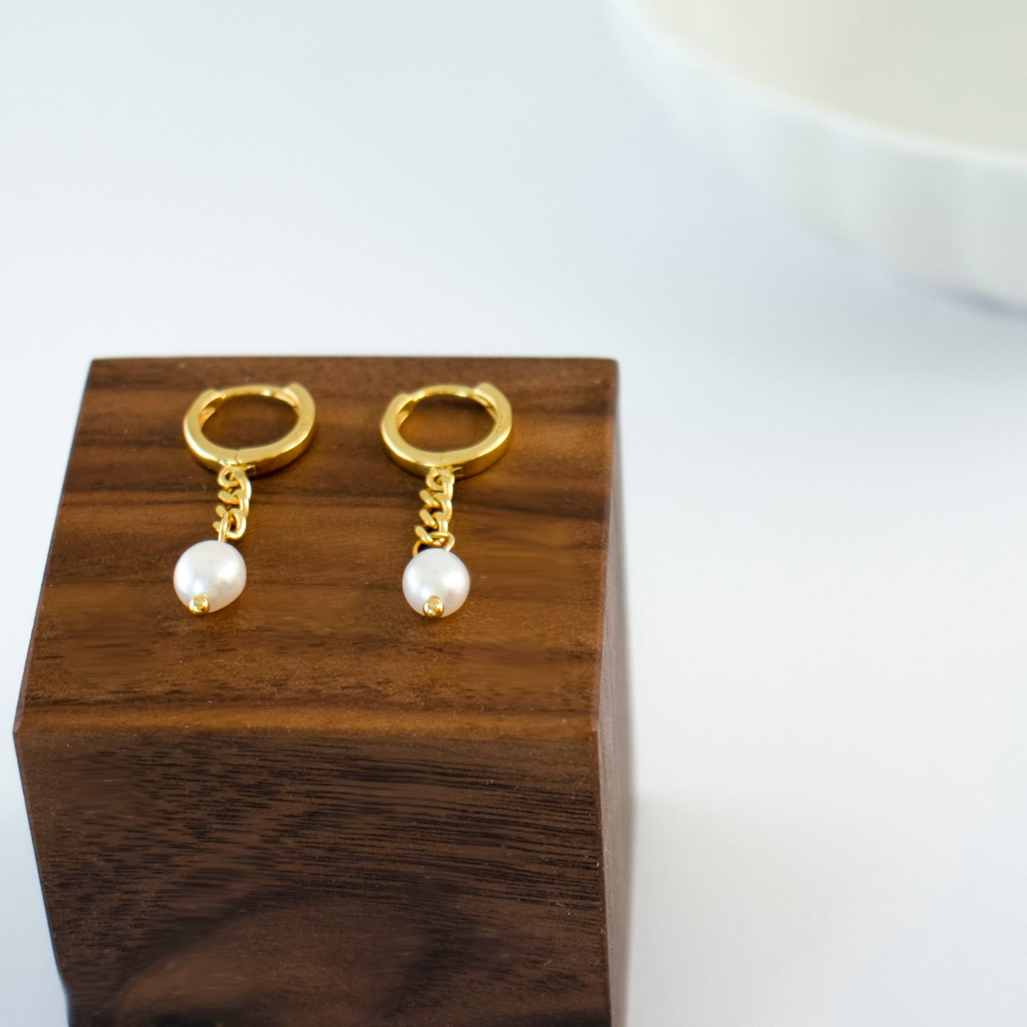 This drop earring with a Keshi pearl.