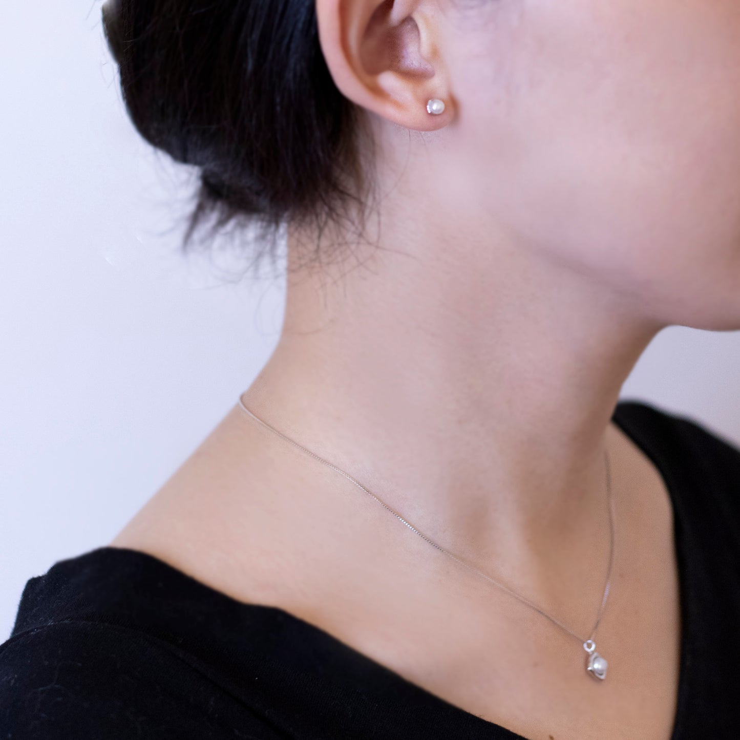 Attina, a mini Pearl and Silver Stud Earrings