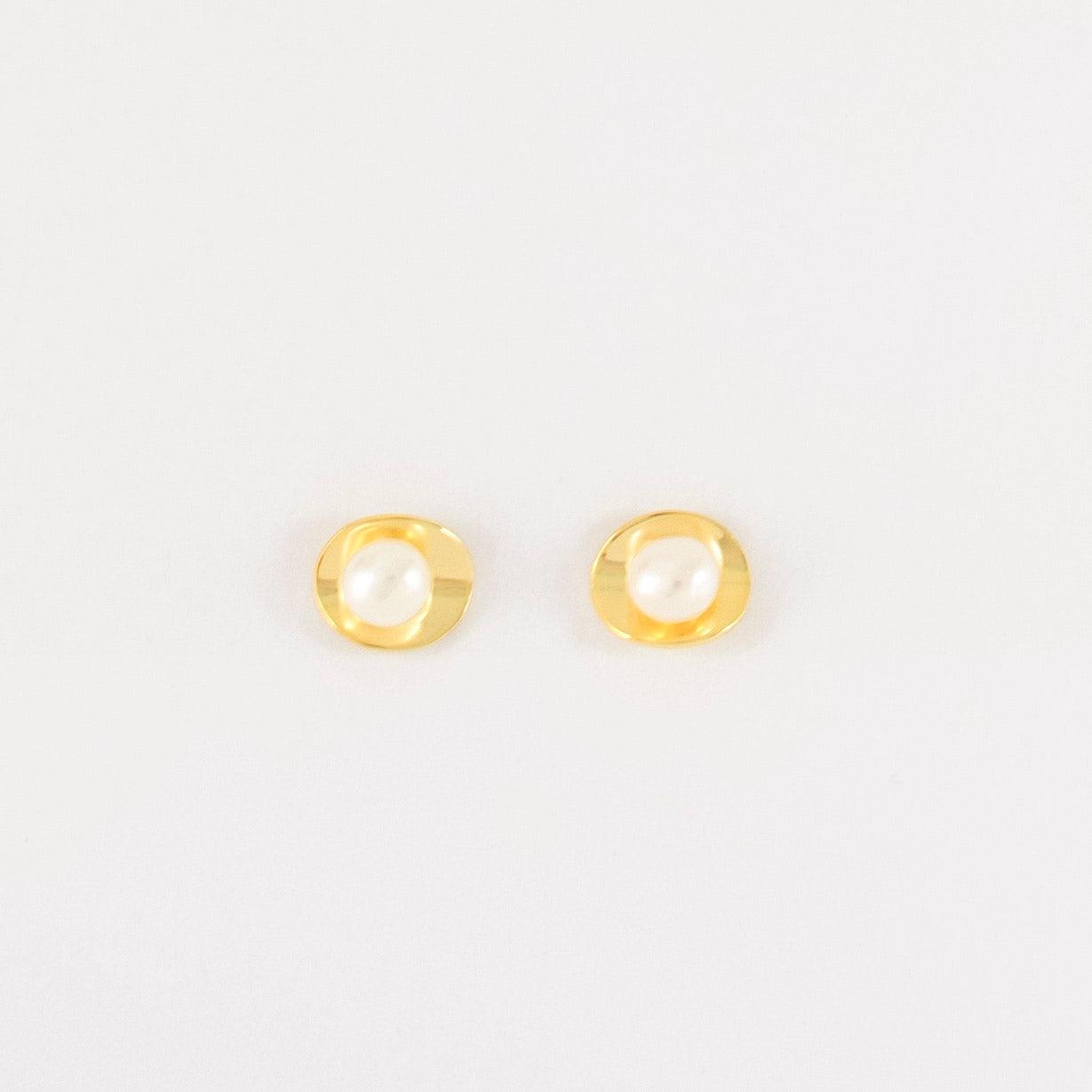 plated in gold, showcase a delightful combination of a shell and a pearl at the center