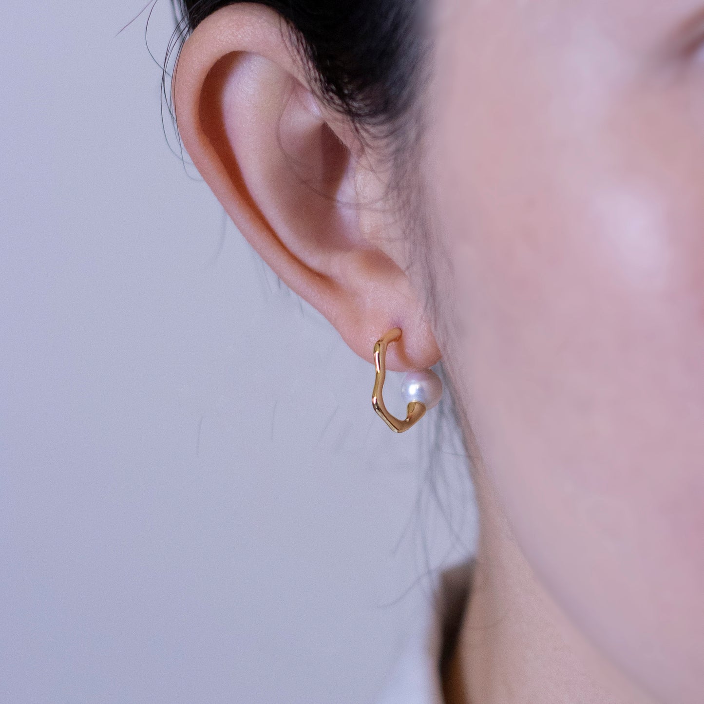 Aquata, Pearl with Gold Stud Earrings